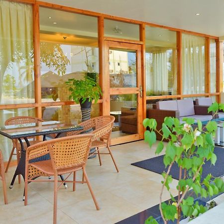 Crystal Beach Inn Malé Buitenkant foto