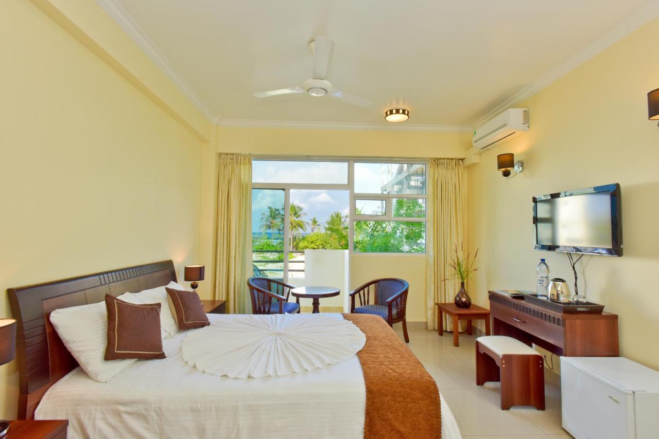 Crystal Beach Inn Malé Buitenkant foto