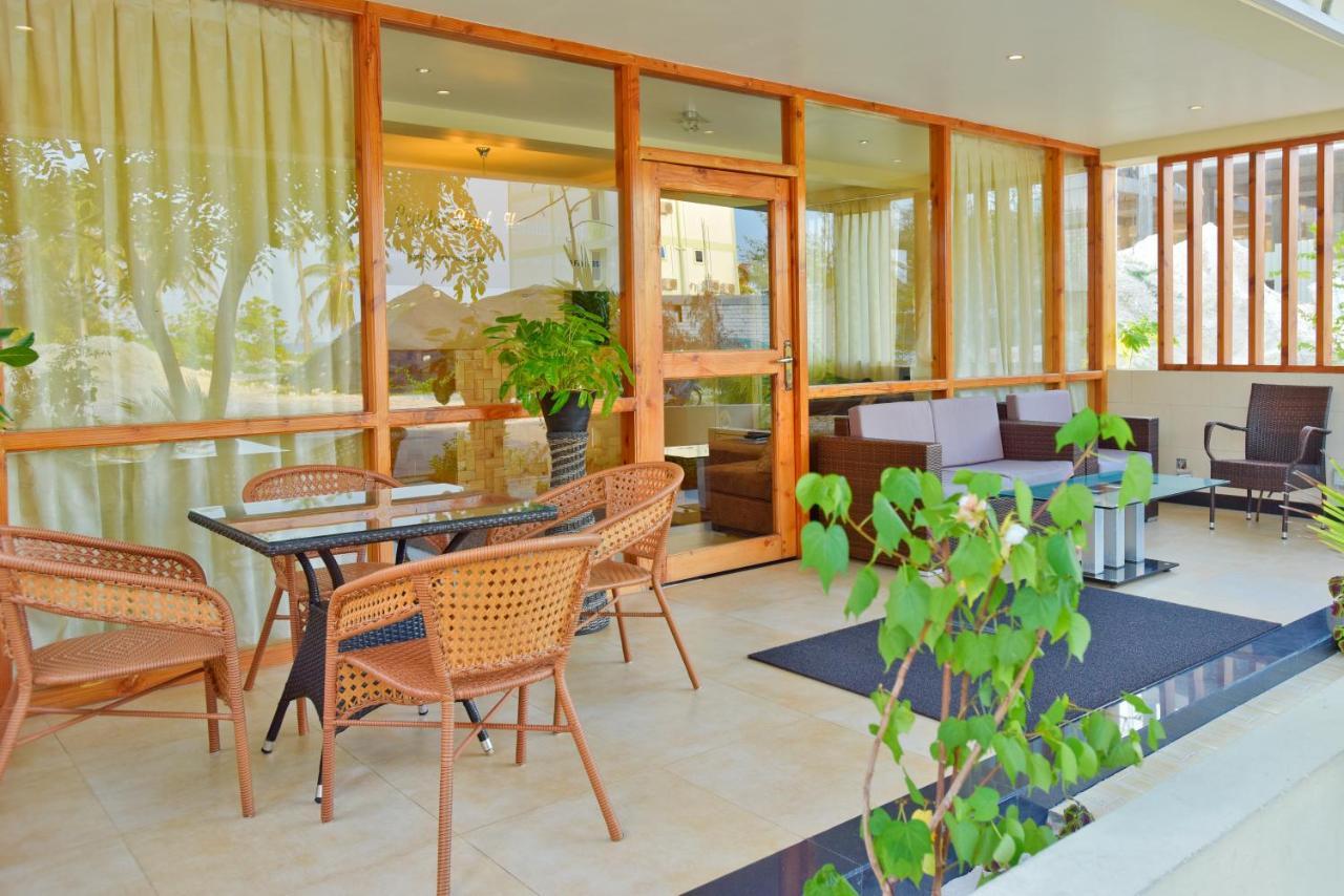 Crystal Beach Inn Malé Buitenkant foto