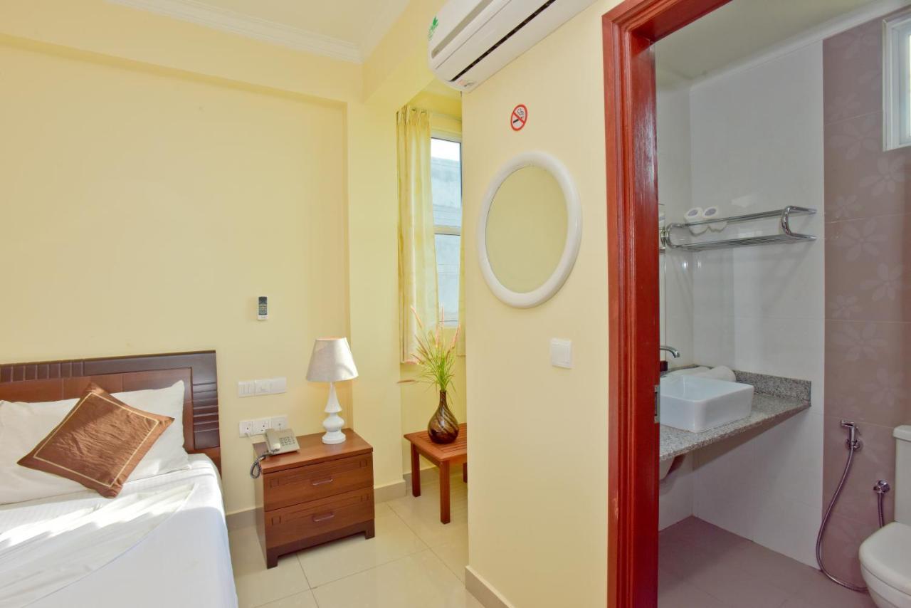Crystal Beach Inn Malé Buitenkant foto