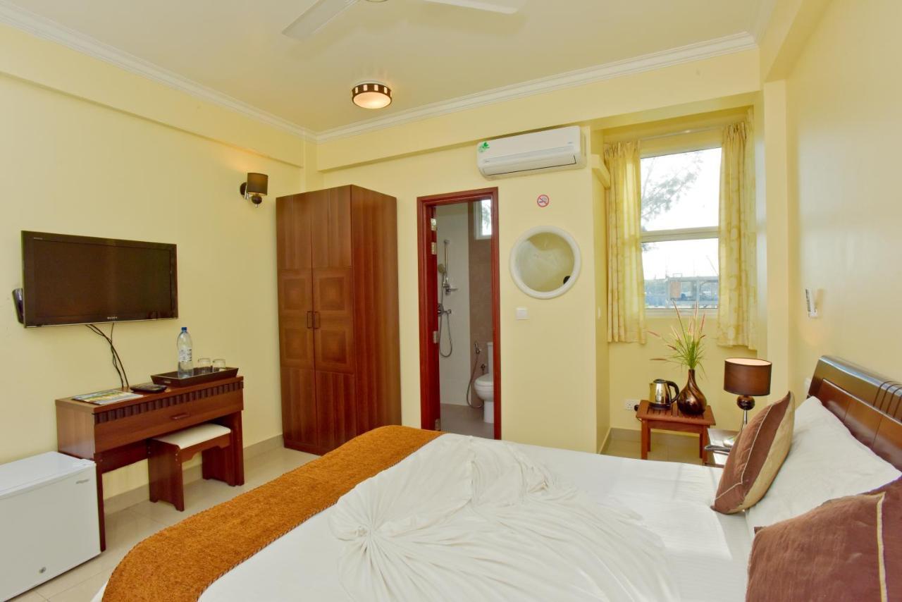 Crystal Beach Inn Malé Buitenkant foto