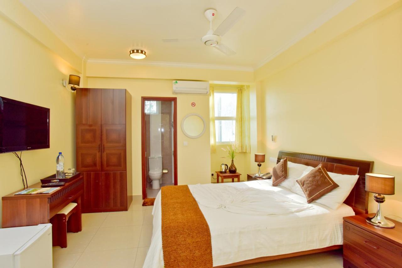 Crystal Beach Inn Malé Buitenkant foto