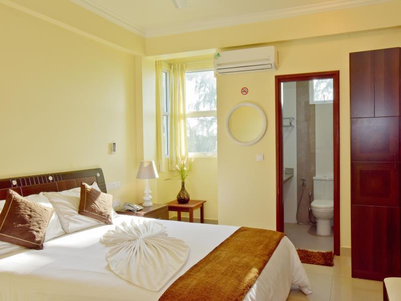 Crystal Beach Inn Malé Buitenkant foto