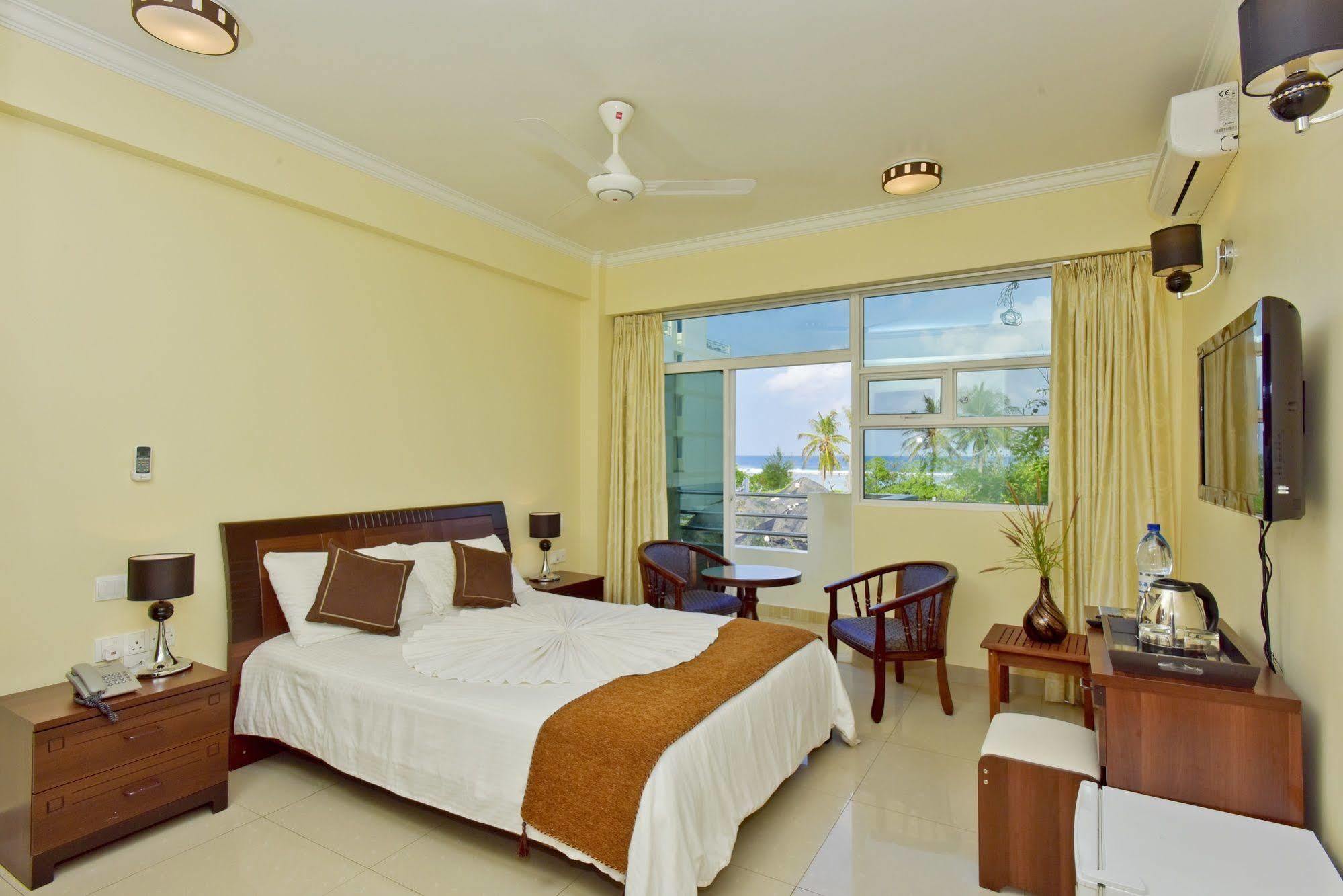 Crystal Beach Inn Malé Buitenkant foto