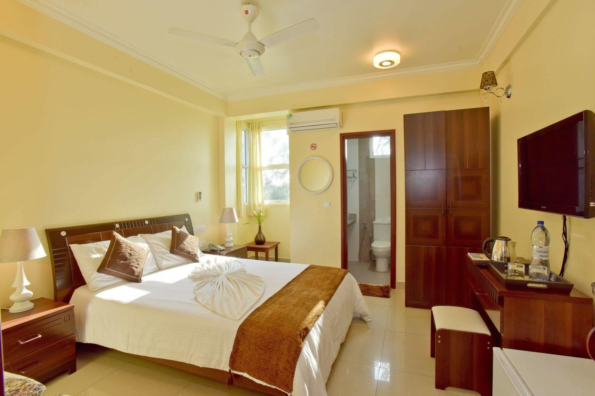 Crystal Beach Inn Malé Buitenkant foto
