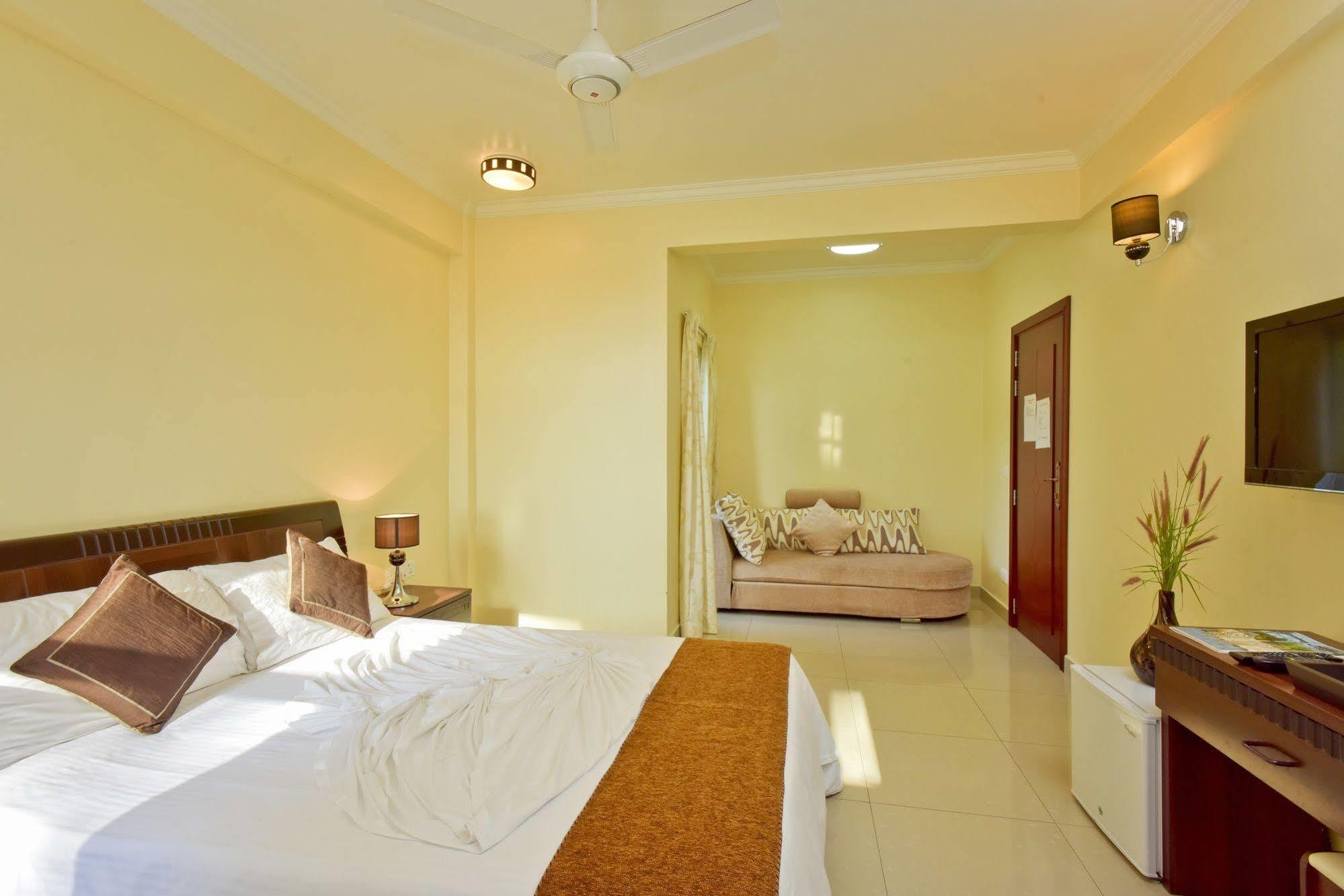 Crystal Beach Inn Malé Buitenkant foto